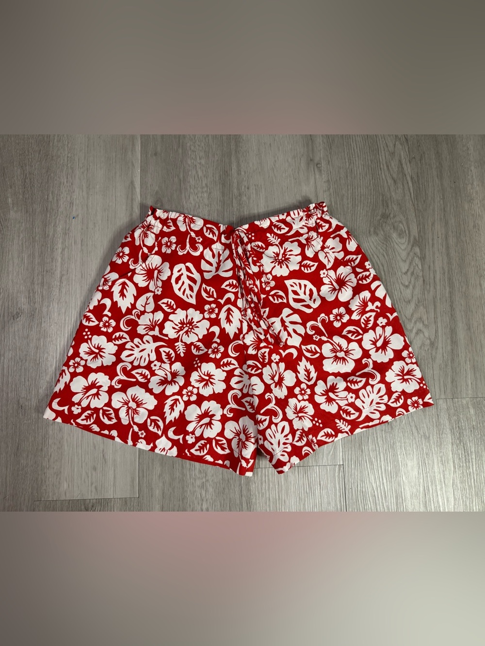 La Palapa Women’s Red And White Hibiscus Tropical Hawaiian Beach Shorts S NWT